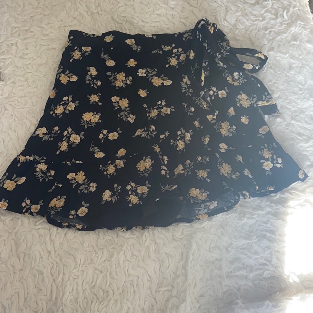 HOLLISTER skirt with built in shorts size small